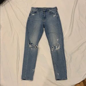 Blue light wash American eagle boyfriend jeans